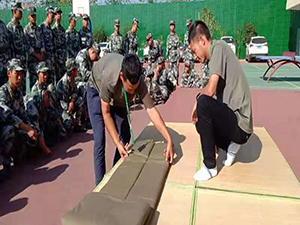 學(xué)生們學(xué)習(xí)如何才能疊好軍被