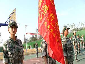 學(xué)校組織學(xué)生舉行升國旗儀式