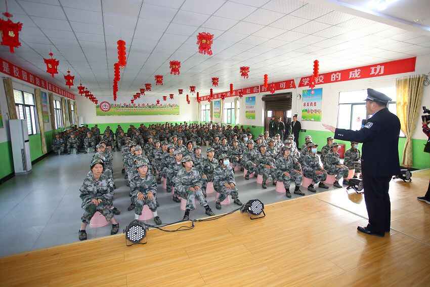 女兒厭學(xué)怎么辦？父母應(yīng)該怎么做？